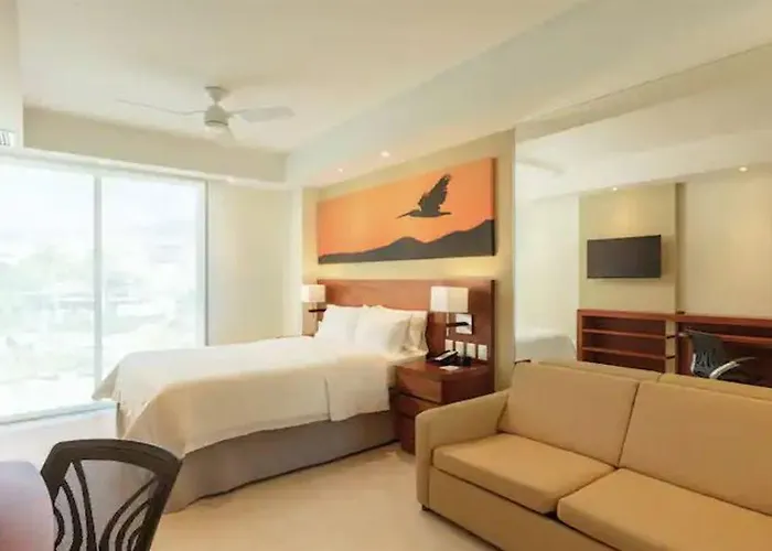 Hotel Hampton & By Hilton Cabos